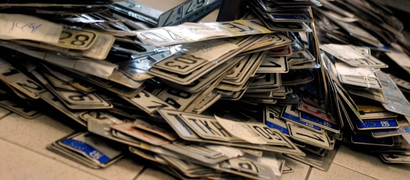 Θεσσαλονίκη: «Γεμάτες» οι εφορίες - «Τρέχουν» όλοι για κατάθεση πινακίδων αυτοκινήτων